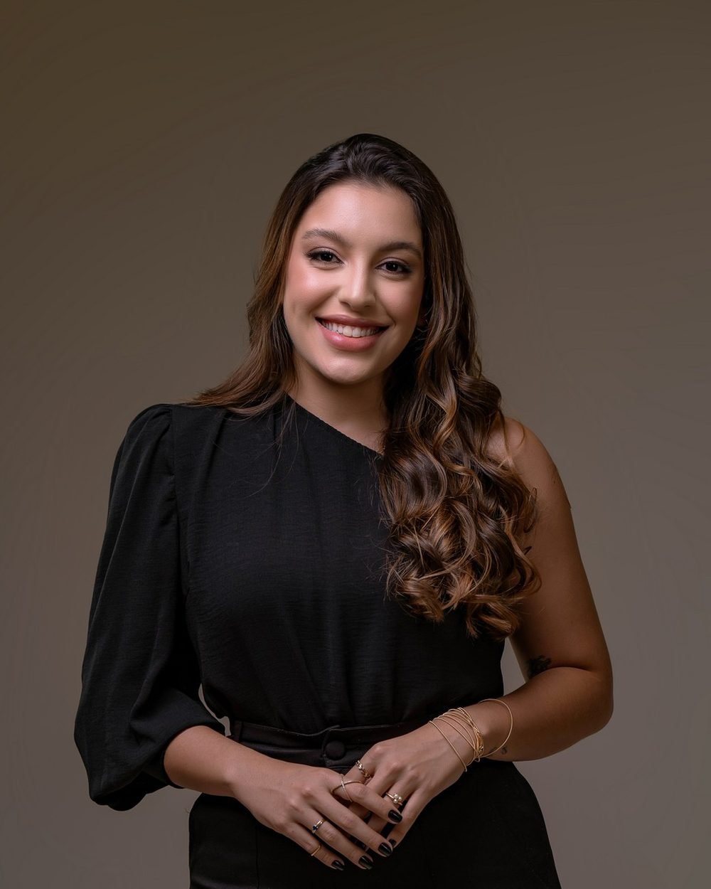 Dra. Mahara Pereira, cirurgiã-dentista especialista em Endodontia