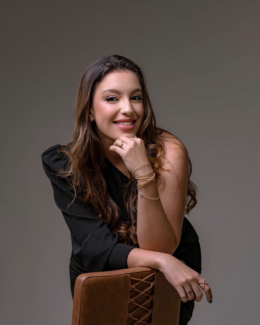 Retrato da Dra. Mahara Pereira, cirurgiã-dentista
